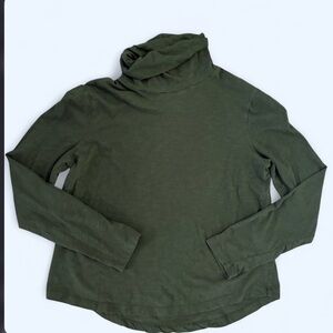 Madewell 100% cotton lightweight turtleneck long sleeve 
Forest green Casual